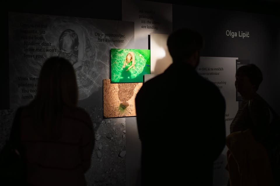 Vodstvo s kustosinjo po razstavi Začasni naslov in srečanje bralnega krožka Knjigosnedke