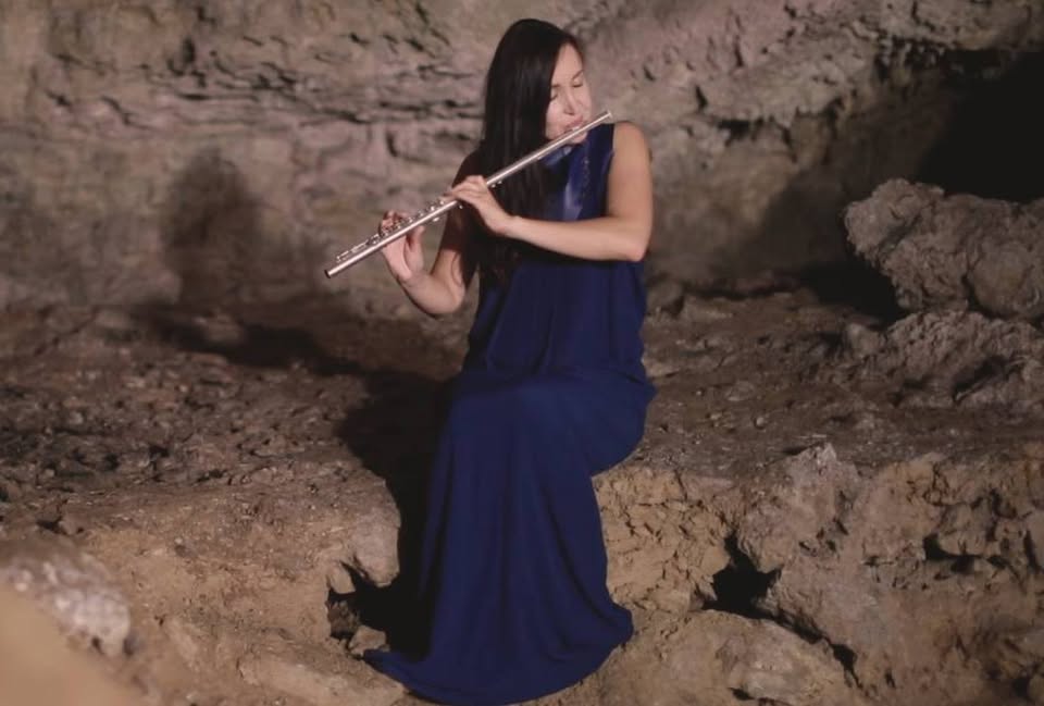 Klepet ob razstavi o neandertalčevi piščali ter koncert Tinkare Kovač in Boštjana Gombača