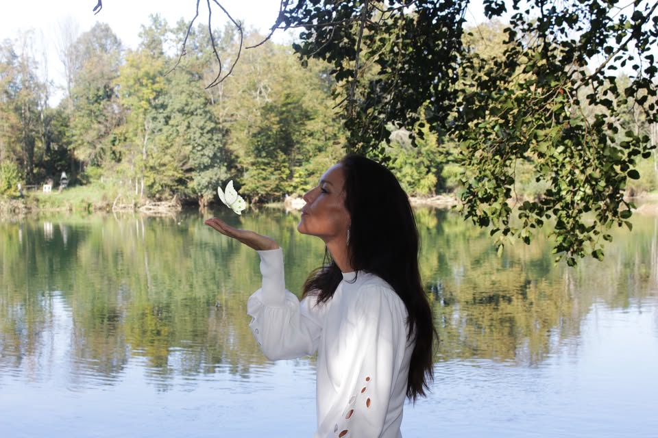 Dr. Carmen L. Oven: METULJEV LET - KAKO SPREGOVORITI, KO (NAM) JE TEŽKO