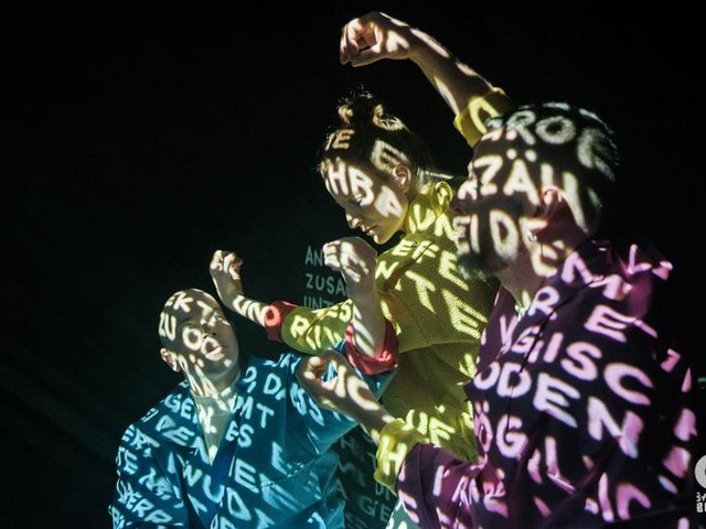 O (die shOw): predstava, ki povezuje gluhe in slišeče gledalce