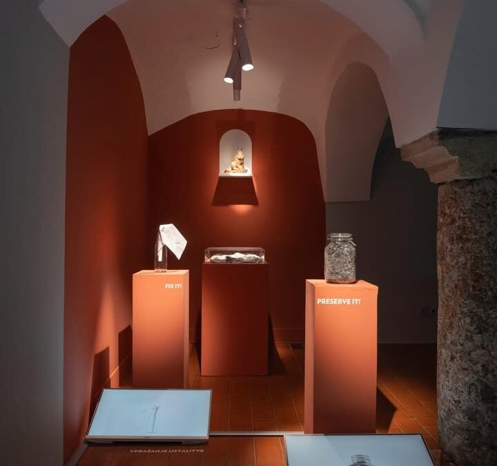 Javno vodstvo po razstavi 73 km od Kočevja