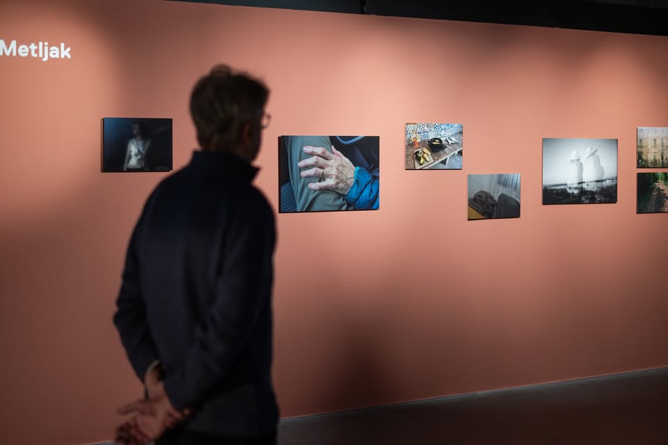 Foto klepet Od blizu: Vodstvo in pogovor o ustvarjalnih pristopih v fotografiji z Dragom Metljakom