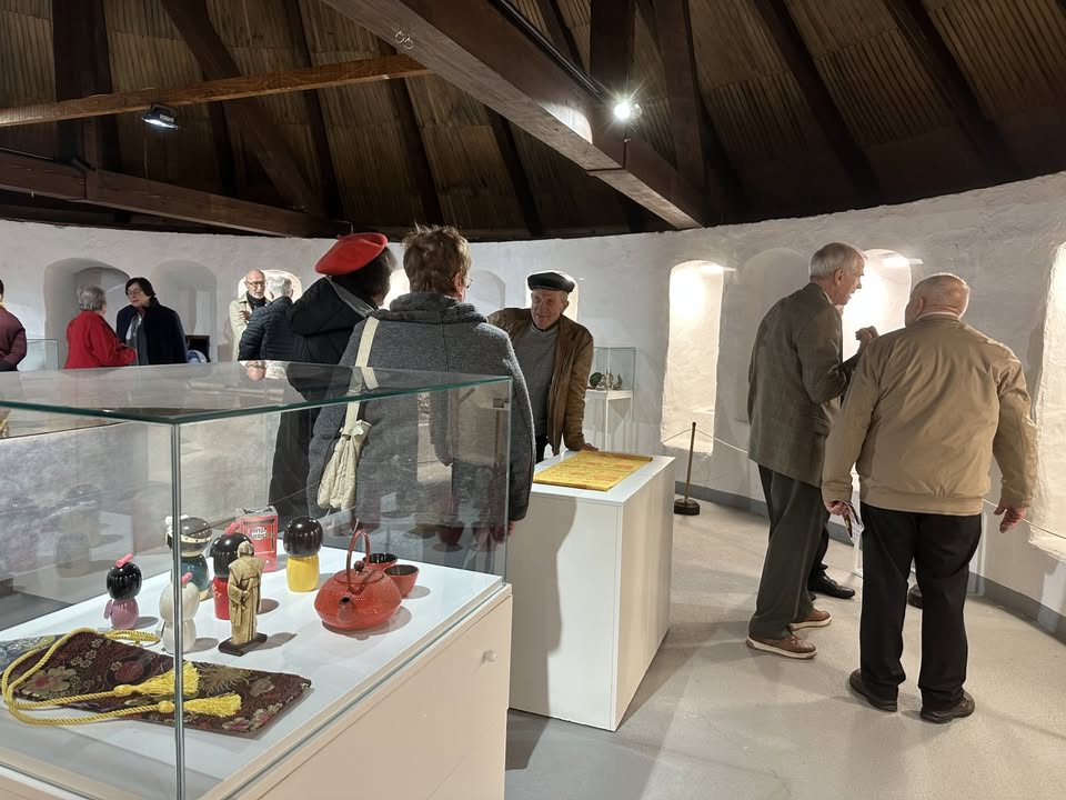 Vodstvo po razstavi Vznemirljivi svet zbirateljstva z okroglo mizo