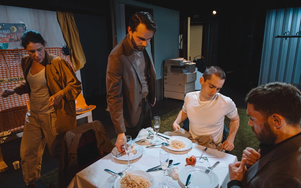 ≈ [približno enako kot]