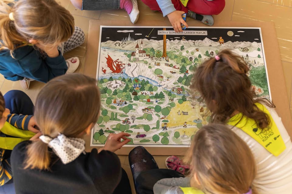 Pravljični studio: Odpotujmo v deželo slovenskih ljudskih pravljic: delavnica za družine