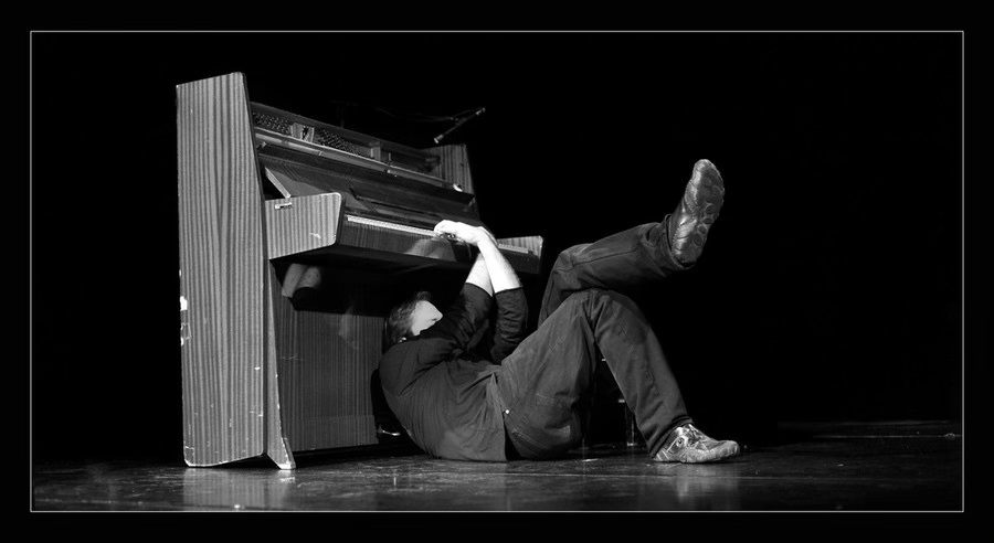 OD TIŠINE DO GLASBE: glasbena monokomedija