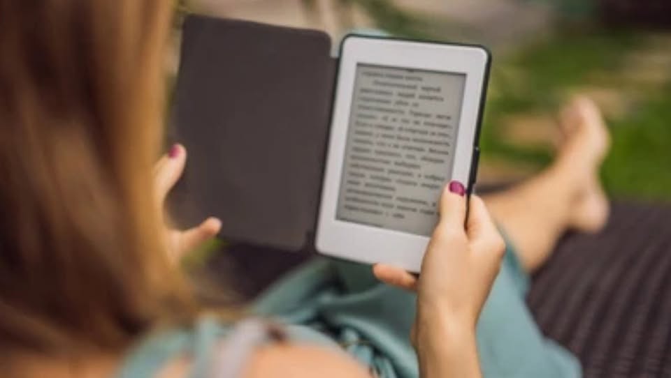 Praktični uvod v svet digitalnega branja za vsakogar: uporaba e-bralnika in poslušanja zvočnih knjig