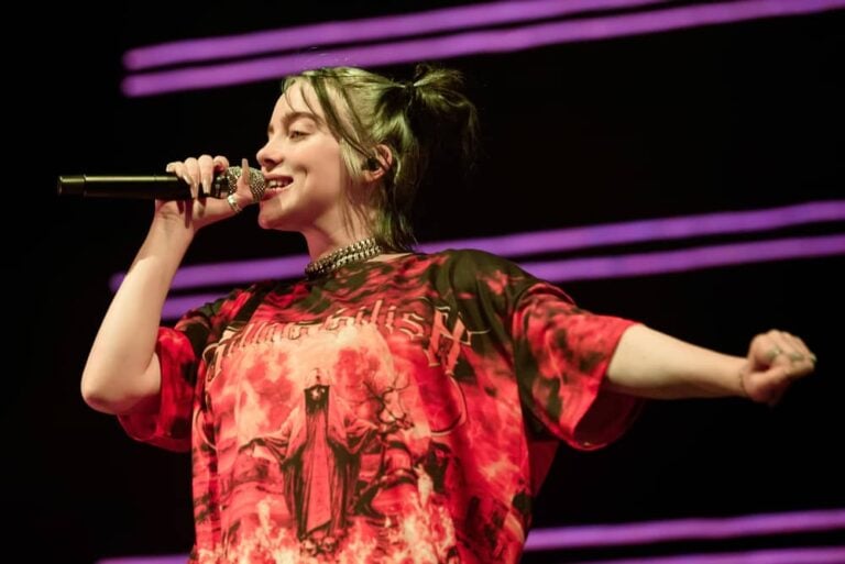 Billie Eilish naj bi zaigrala v filmski priredbi romana “Stekleni zvon” Sylvie Plath