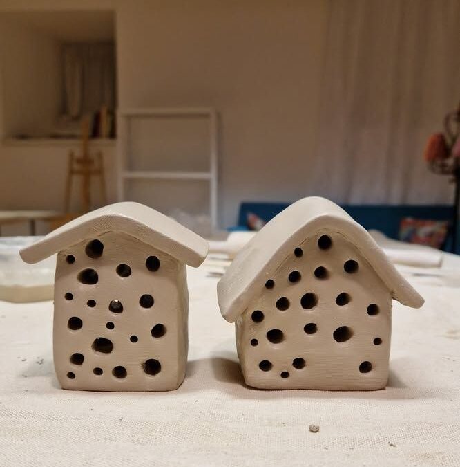 Glinena hiška za žuželke z Anjo Kozel