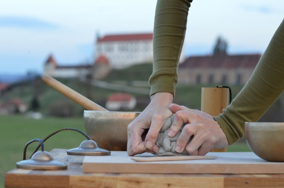 ALKIMIJA GLINE IN ZVOKA - potovanje vase skozi ustvarjanje in vibracijo, delavnica