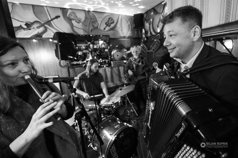 Sozvočja sveta: AUTETNO