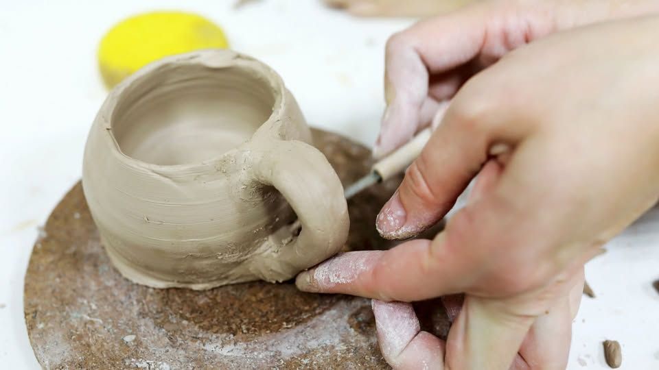 Uščipni skodelico: delavnica prostoročnega ustvarjanja z glino