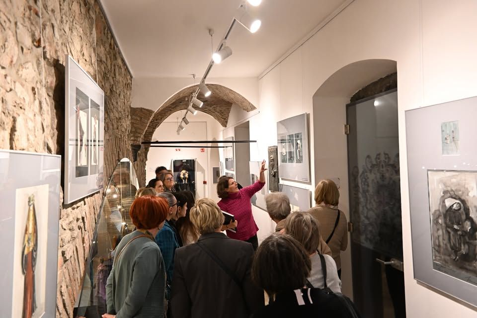 Javno vodstvo po razstavi CVETA MIRNIK: kostumografinja in njen svet